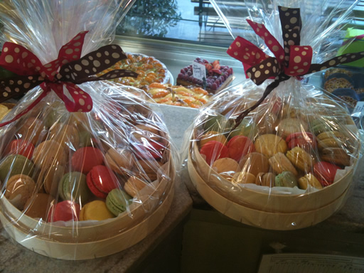 Panier cadeau de macarons